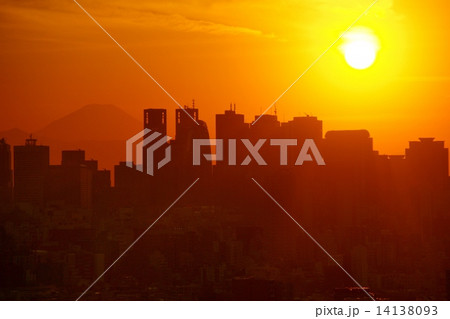 新宿のビル群に沈む夕日 新宿のビル群に沈む夕日 14138093