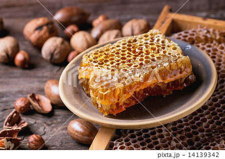 Honeycomb and nuts 14139342