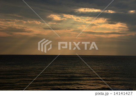 暗い海と大きな光芒 14141427