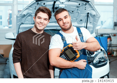 Car mechanic at the service station 14143415