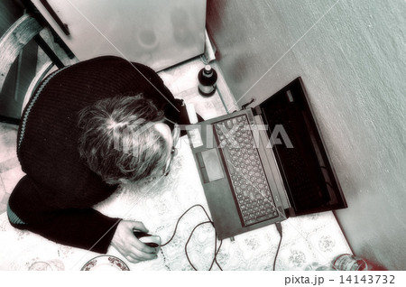 serious old man holding computer 14143732