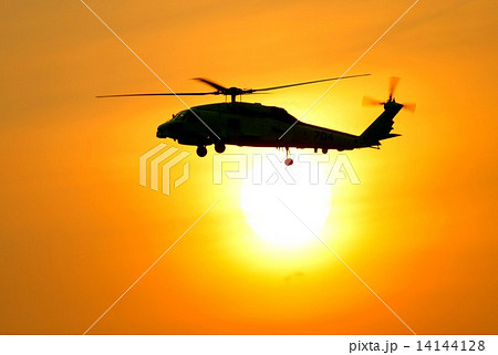 美しい夕日を背景に飛行する東日本大震災等の災害でも活躍した米海軍SH-60Bシーホーク艦上対潜ヘリコプター 美しい夕日を背景に飛行する東日本大震災等の災害でも活躍した米海軍SH-60Bシーホーク艦上対潜ヘリコプター 14144128