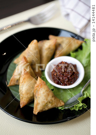 Samosa with chilli sauce 14144481