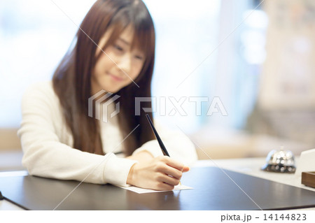 ホテルでチェックインする可愛い女の子 14144823