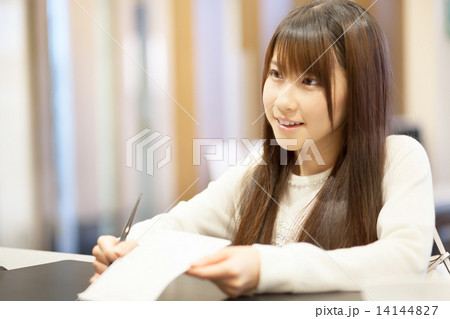 ホテルでチェックインする可愛い女の子 14144827