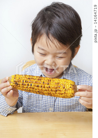 とうもろこしを食べる子供 とうもろこしを食べる子供 14164719