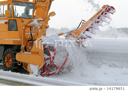 冬季の除雪風景 14179651