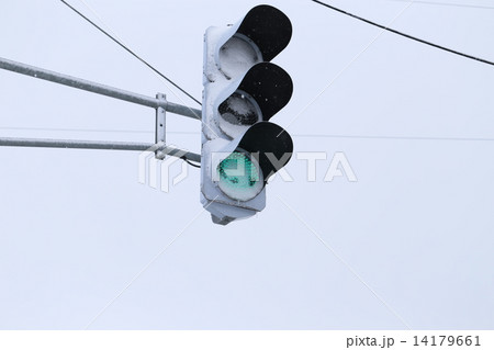 雪と信号機 14179661