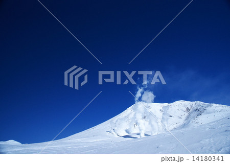 北海道の絶景地は冬の旭岳 北海道の絶景地は冬の旭岳 14180341