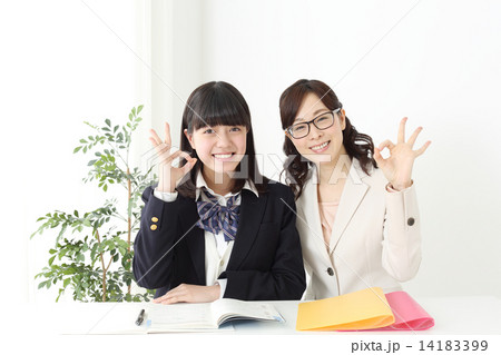 喜ぶ教師と生徒 14183399