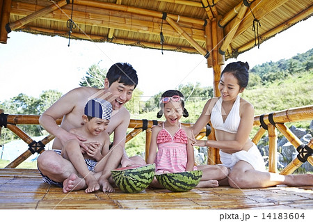 家族と夏休み 14183604