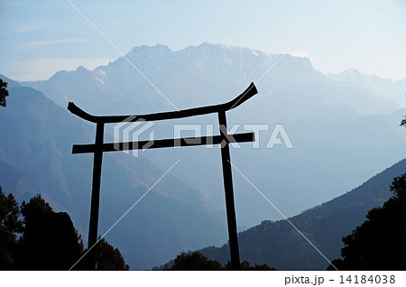 【四国八十八ヶ所】第六十番横峰寺奥の院　早春の星ヶ森の鉄の鳥居と霊峰石鎚山　愛媛県西条市 14184038