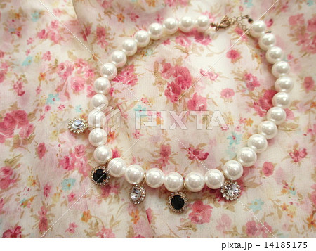 花柄のストールとネックレス 花柄のストールとネックレス 14185175