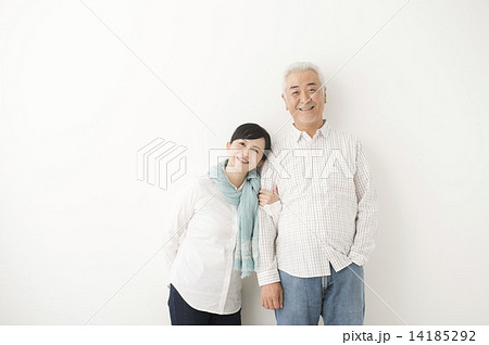 腕を組む笑顔のシニア夫婦 腕を組む笑顔のシニア夫婦 14185292