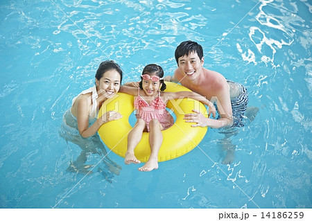 家族の水遊び 14186259