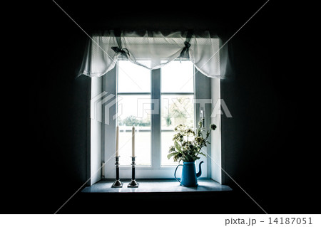 Romantic window 14187051