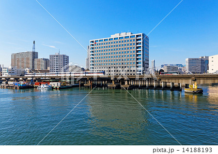 天王洲アイル駅近くを通行中のモノレールと高層ビル群 天王洲アイル駅近くを通行中のモノレールと高層ビル群 14188193