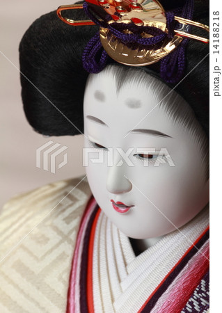 神秘的で凛々しい雛人形(女雛) 14188218