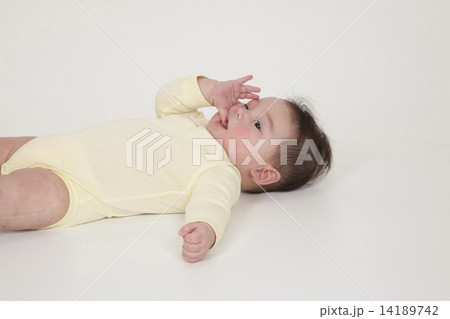 おしゃぶりする赤ちん おしゃぶりする赤ちん 14189742