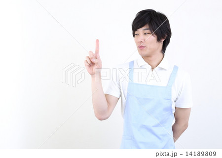 青いエプロンをした若い男性 青いエプロンをした若い男性 14189809
