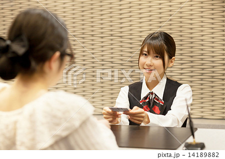 ホテルのフロント係の可愛い女の子の写真素材 1418