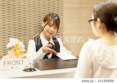 ホテルのフロント係の可愛い女の子 14189886