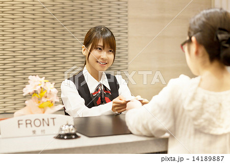 ホテルのフロント係の可愛い女の子 14189887