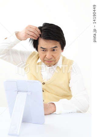 生え際を気にする中年男性 14190449
