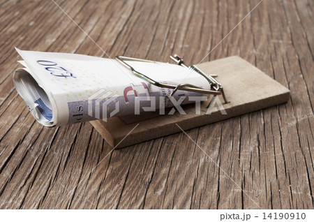 pound sterling bills in a mousetrap 14190910