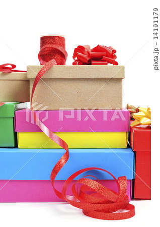 boxes and ribbons to prepare gifts 14191179