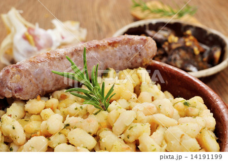 botifarra amb mongetes, fried white beans and sausage typical of 14191199