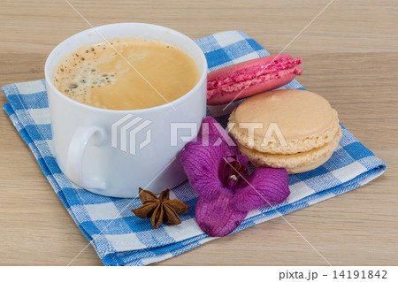 Capuccino with macaroons 14191842