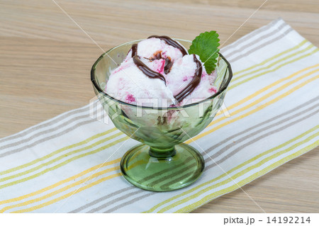 Ice cream with choco and mint leaves Ice cream with choco and mint leaves 14192214