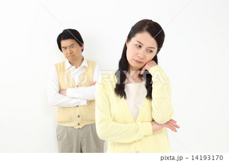 悩むミドル夫婦 14193170