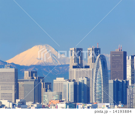 朝日を浴びる富士山と東京都庁　新宿高層ビル街 14193884