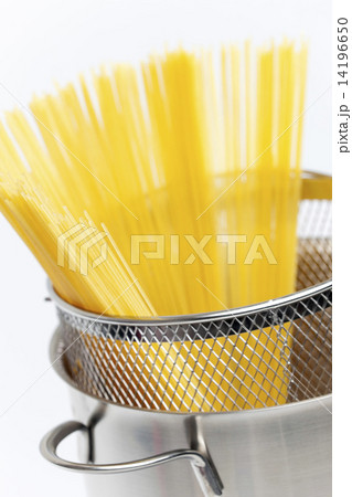 spaghetti in pot spaghetti in pot 14196650