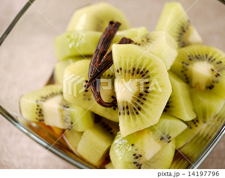 キウイのマリネ バルサミコ風味(横位置ハイアングル) キウイのマリネ バルサミコ風味(横位置ハイアングル) 14197796