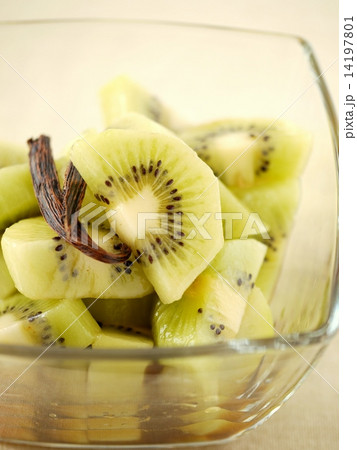 キウイフルーツのマリネ　バルサミコ風味（縦位置ハイアングル） 14197801