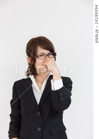 鼻をつまむ女性 14199394