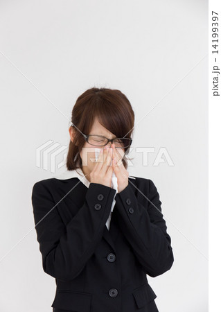 鼻をかむ女性1 鼻をかむ女性1 14199397