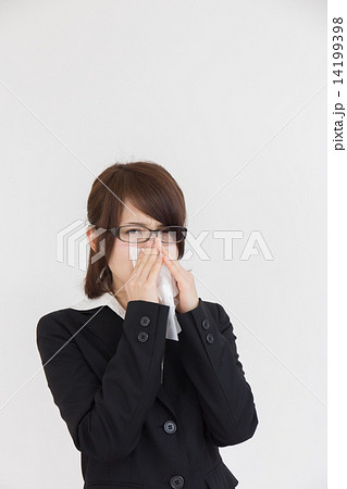 鼻をかむ女性2 鼻をかむ女性2 14199398
