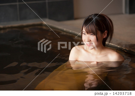 温泉に入りリラックスする可愛い女性 14203718