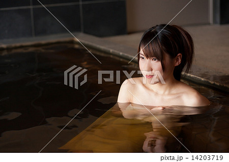 温泉に入りリラックスする可愛い女性 14203719