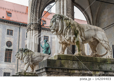 A stone lion sculpture at the Feldherrenhalle in Munich, Germany 14204403