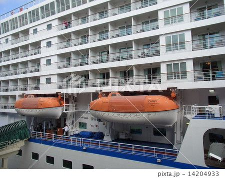 豪華客船 ｾﾌﾞﾝ ｼｰｽﾞ ﾎﾞｲｼﾞｬｰ の安全装備 救命ボート の写真素材