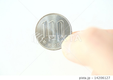 100円玉を手に持つ 14206127