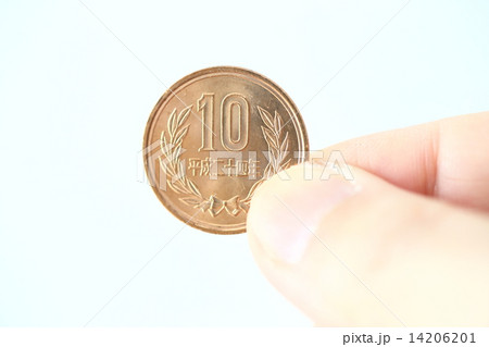 10円玉を手に持つ 14206201