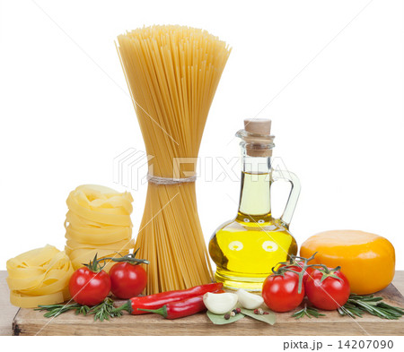 Italian cuisine. Pasta, a bottle of oil, tomatoes, spices 14207090