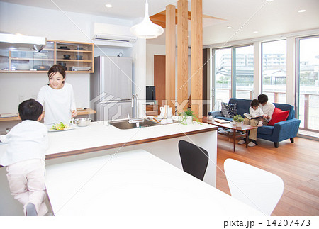 リビングでくつろぐ4人家族 14207473