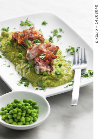 mashed peas with fried pancetta 14208040